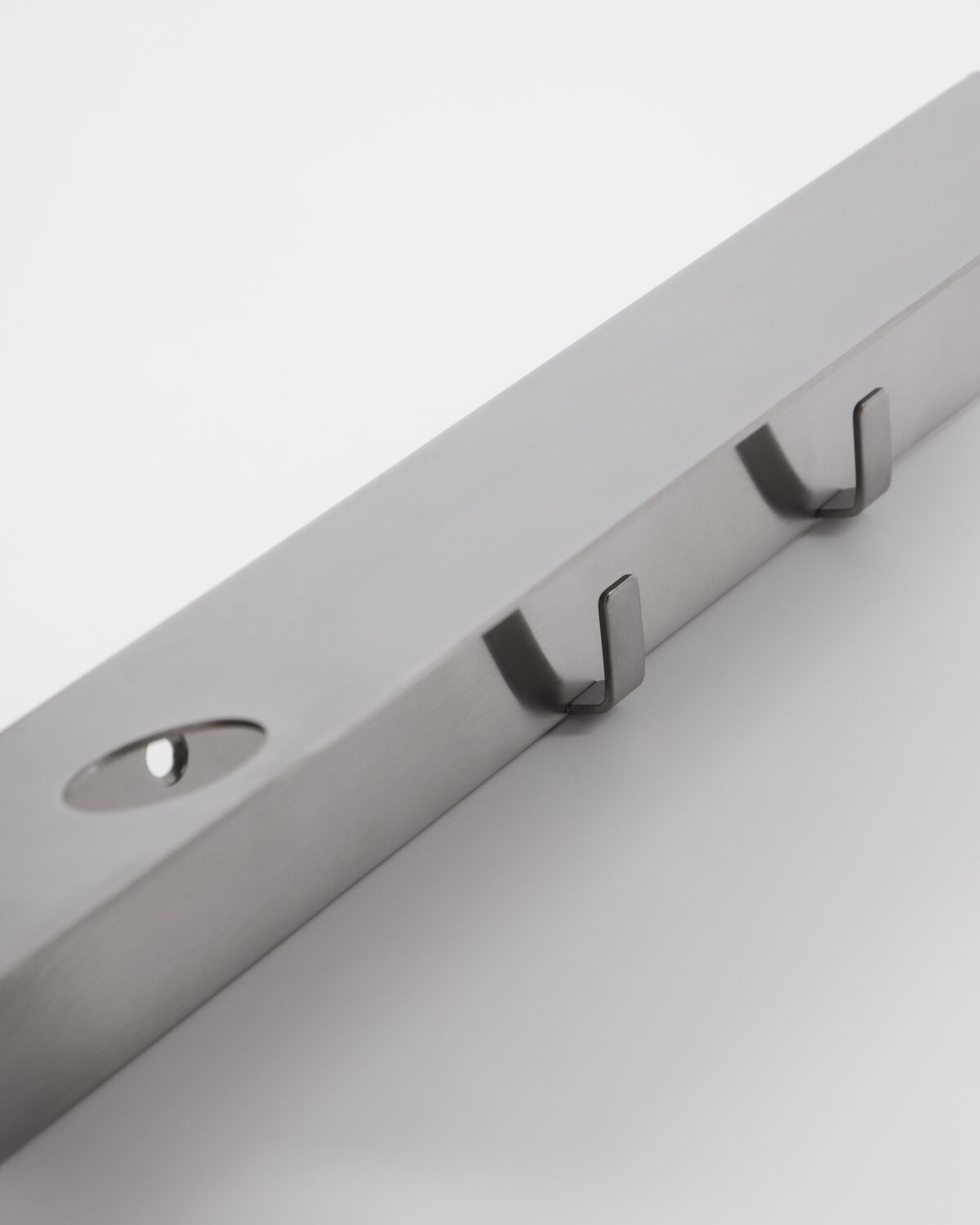 Regal mit Flaschenhalterung und Hakenleiste, Gebürstetes Silber-Finish