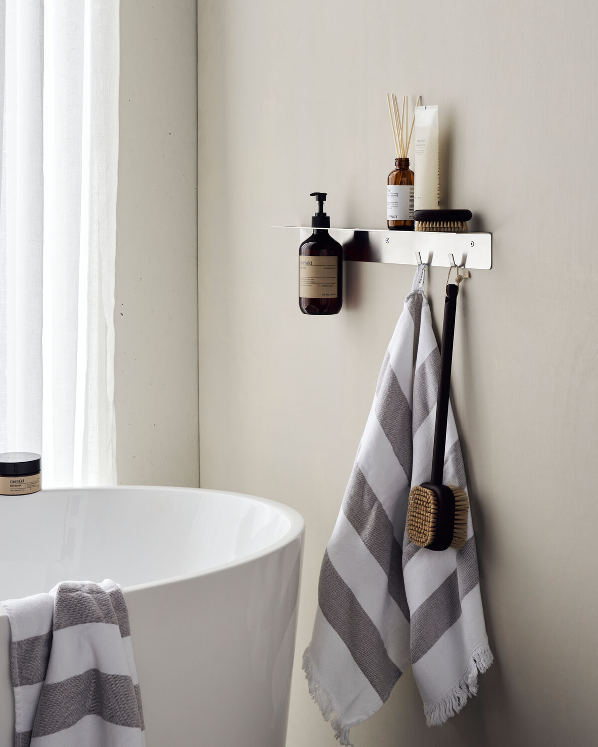 Regal mit Flaschenhalterung und Hakenleiste, Gebürstetes Silber-Finish