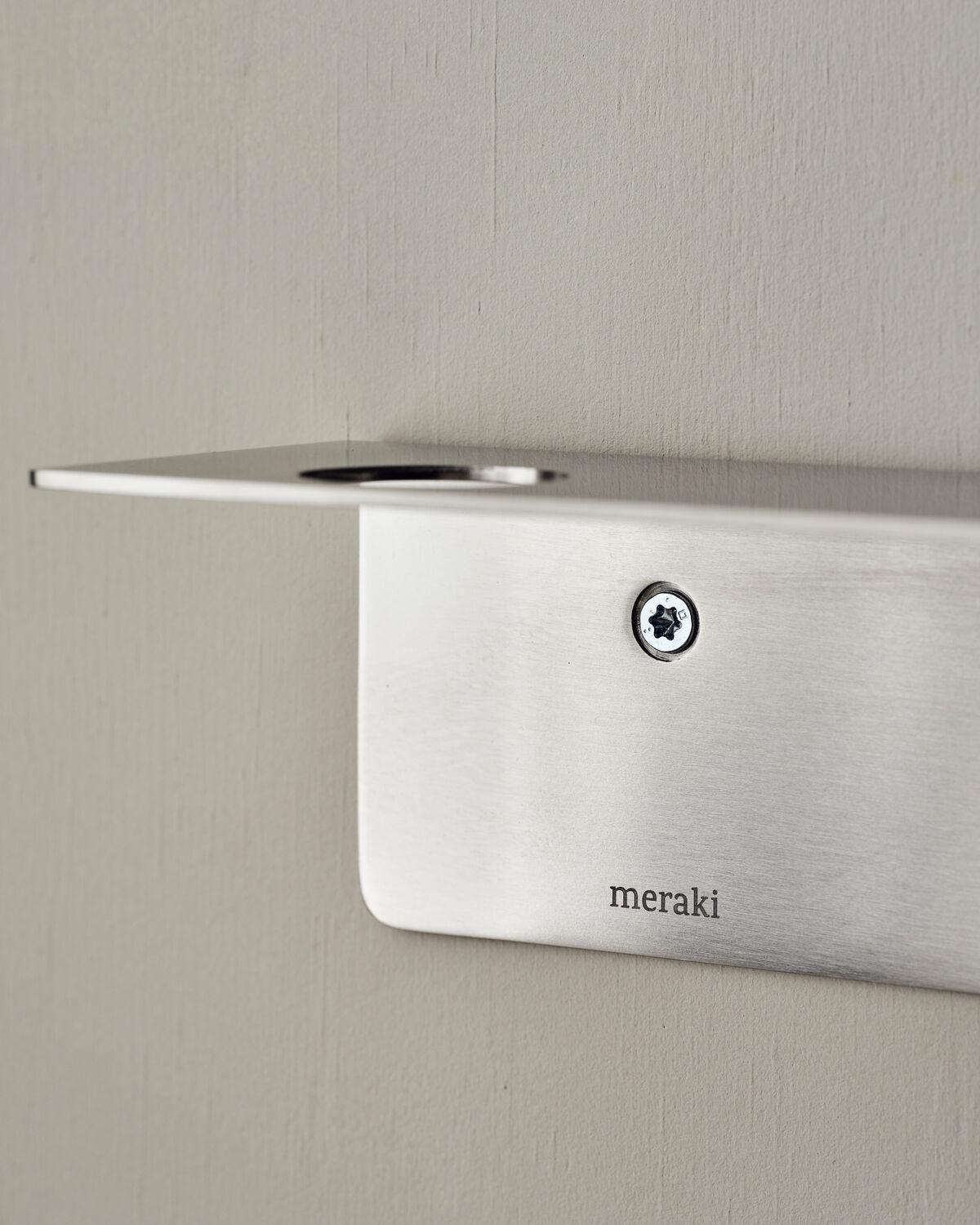 Regal mit Flaschenhalterung und Hakenleiste, Gebürstetes Silber-Finish