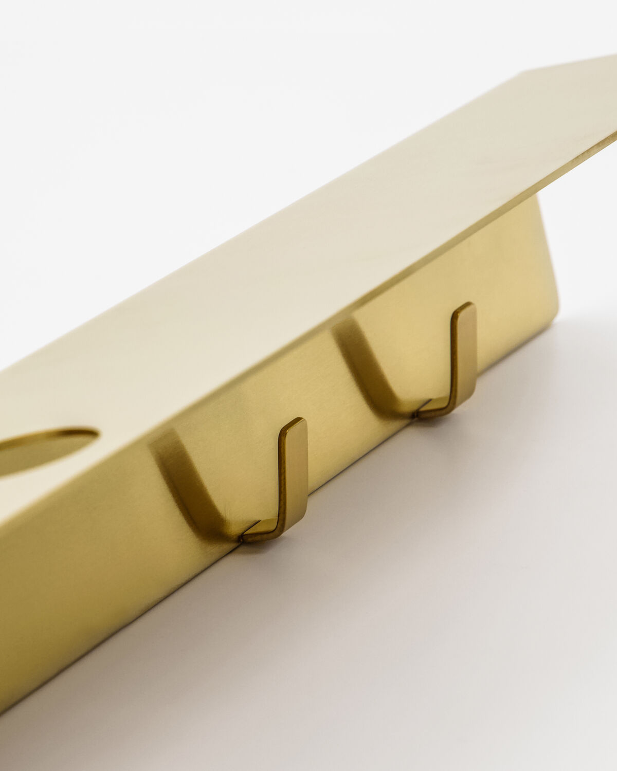 Regal mit Flaschenhalterung und Hakenleiste, Mattes Messing-Finish
