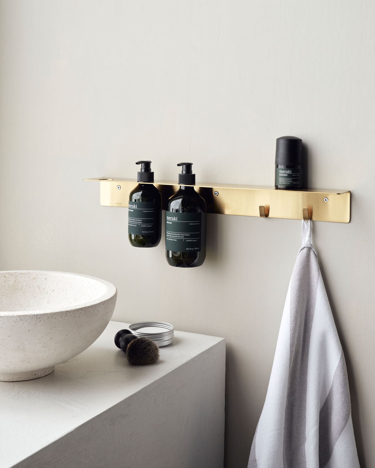 Regal mit Flaschenhalterung und Hakenleiste, Mattes Messing-Finish