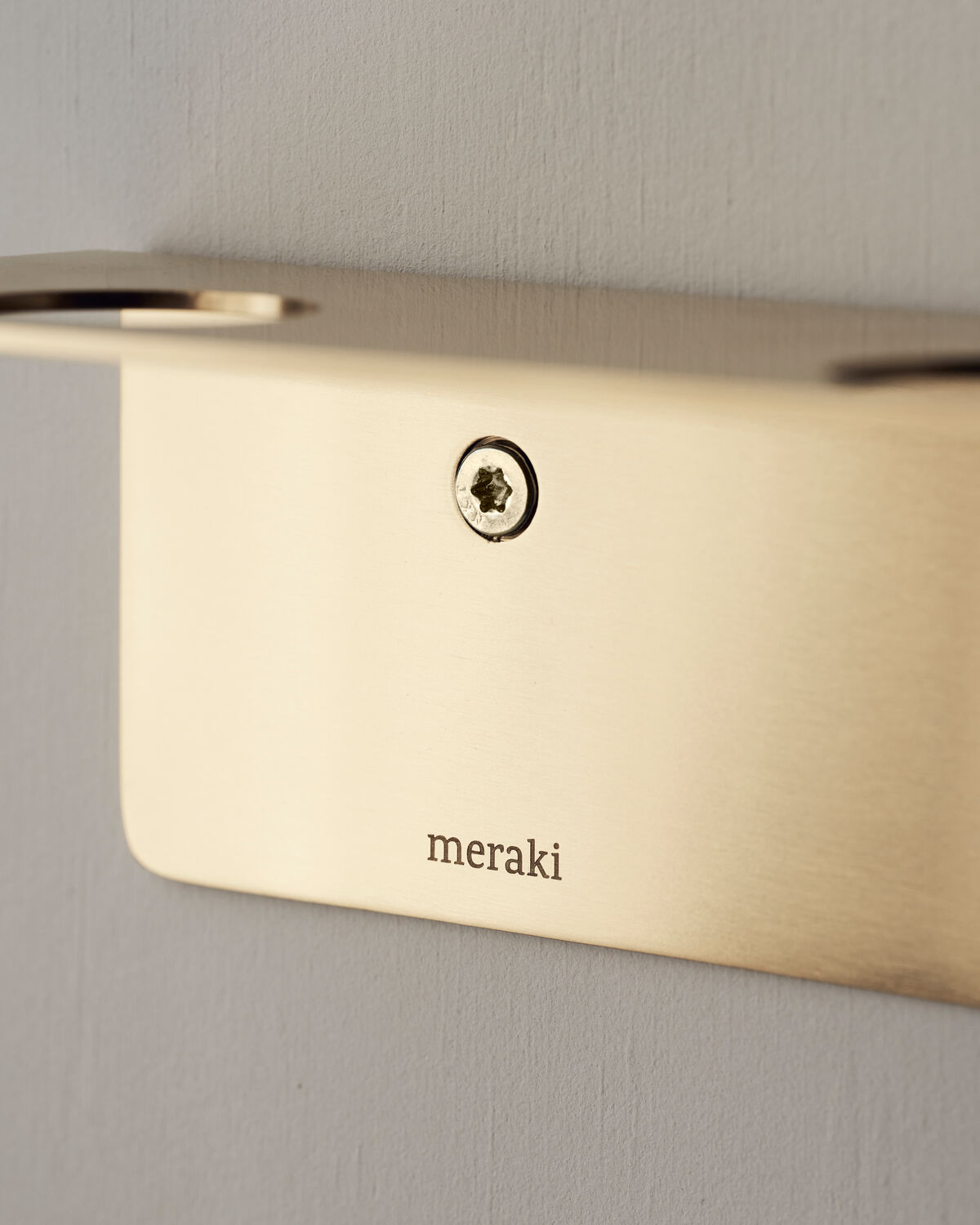 Regal mit Flaschenhalterung und Hakenleiste, Mattes Messing-Finish